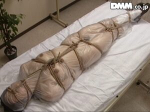 完全拘束拷問|全身ビニールで覆われ呼吸制御必死に息をする姿に興奮変態フェチ動画