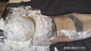 生クリームに生き埋め呼吸制御袋閉じ込めマミフィケーション完全拘束|極限状態を楽しむ変態フェチ動画