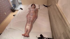ラップ全身ぐるぐる巻きに完全拘束マミフィケーション|身動き取れない女を見て興奮する変態フェチ動画