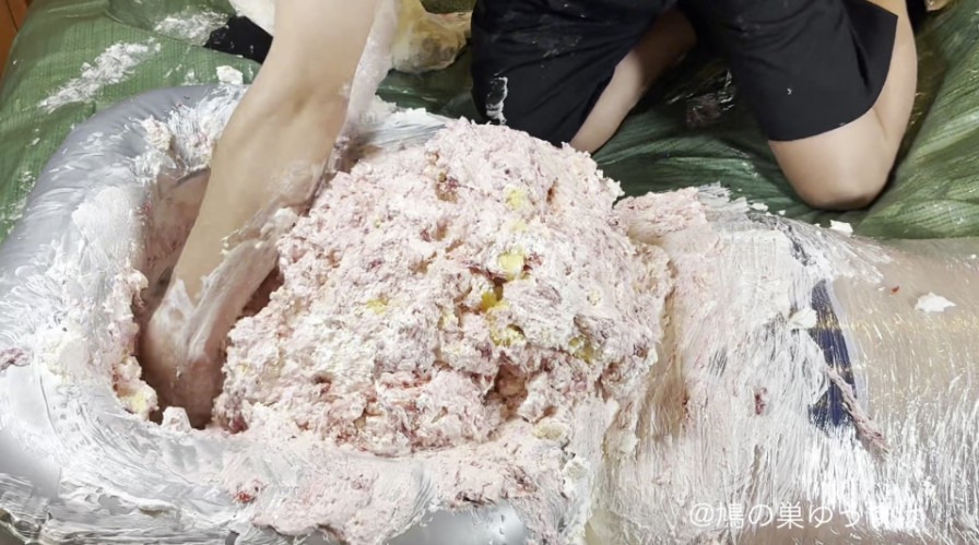 生クリームに顔面生き埋めマミー完全拘束