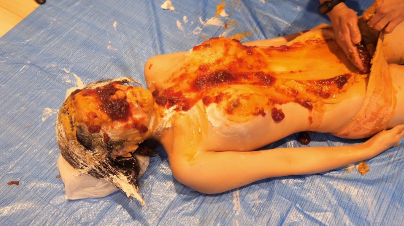 全身食材ぶっかけ女体盛りメッシー