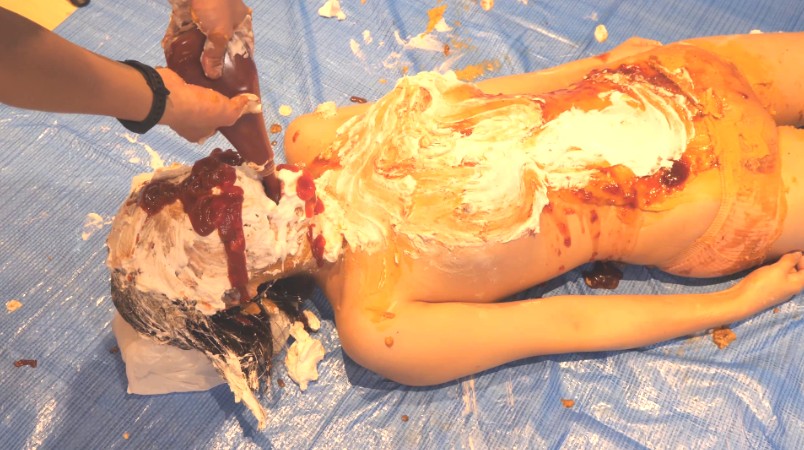全身食材ぶっかけ女体盛りメッシー