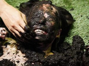 SM顔面泥まみれメッシー|真っ黒に容赦なく汚されるシチュエーションに興奮変態フェチ動画