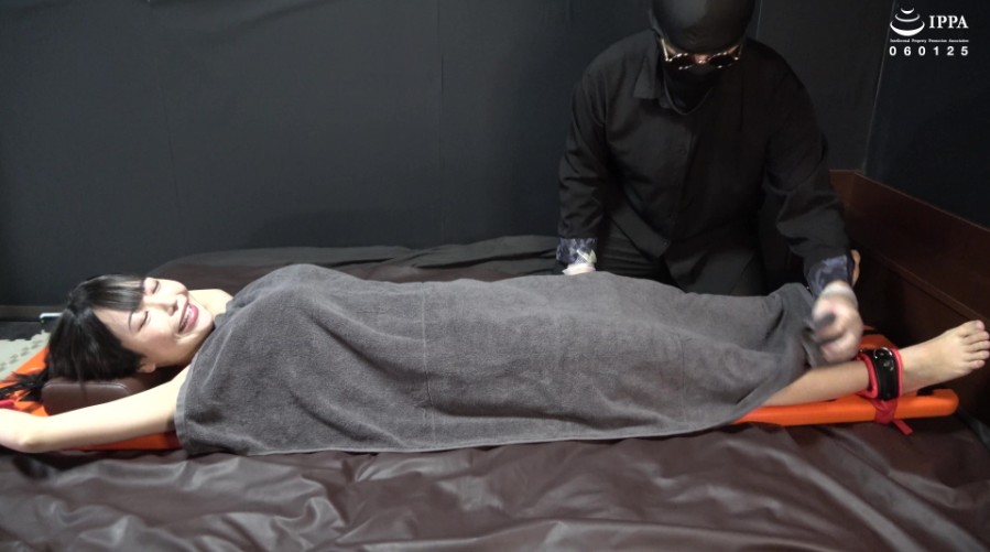 両手両足X字磔状態完全拘束