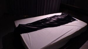 ツルツル布に閉じ込め｜全て包まれている姿に興奮汗をかいて光る体も最高変態フェチエロ動画