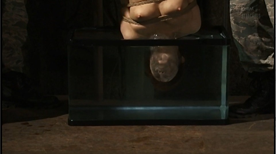 逆さ完全拘束吊り上げ水責め呼吸制御拷問