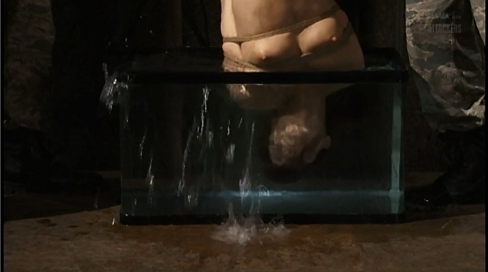 逆さ完全拘束吊り上げ水責め呼吸制御拷問