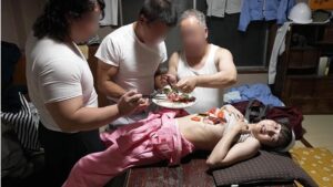 完全妄想自ら女体盛りの器メッシー｜男たちのオモチャにされる可哀そうな姿に興奮エロフェチ動画