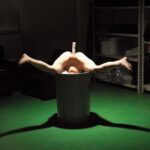 ゴミ箱逆さま生き埋め閉じ込め｜時間停止で動かない体を好き勝手されるエロフェチ動画