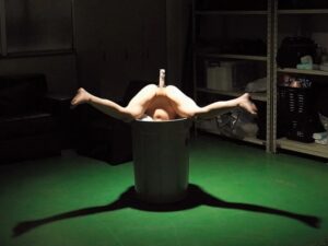 ゴミ箱逆さま生き埋め閉じ込め｜時間停止で動かない体を好き勝手されるエロフェチ動画