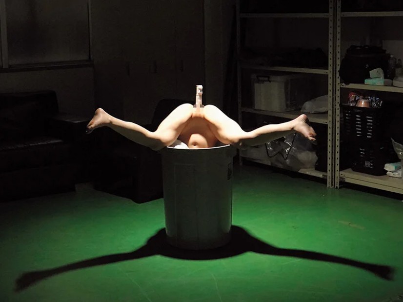 ゴミ箱逆さま生き埋め閉じ込め