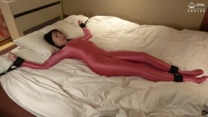 両手両足固定完全拘束｜動けない女生地がツルツル全身タイツフェチエロ興奮するしかない