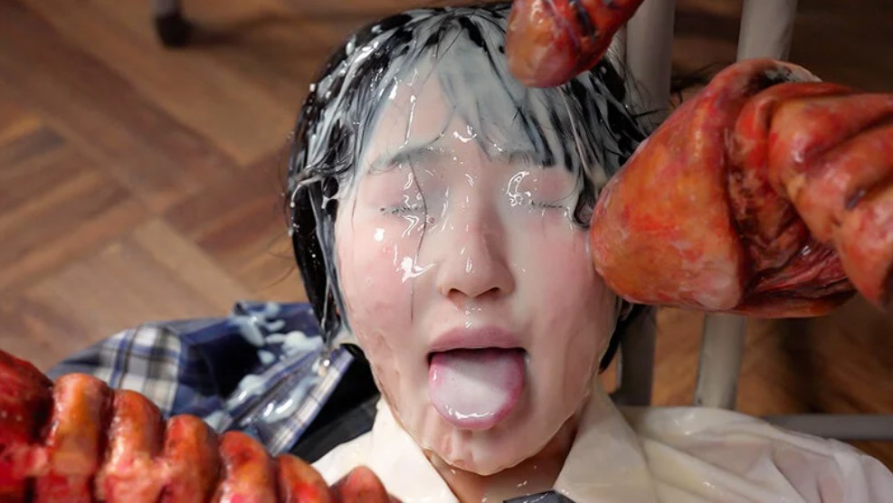 顔面がドロドロにぶっかけ触手メッシー